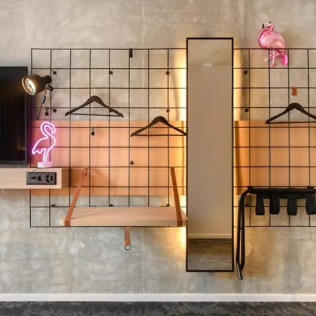Moxy 3*