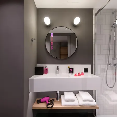 Moxy 3*