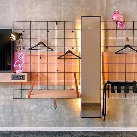 Moxy 3*