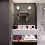 Moxy 3*
